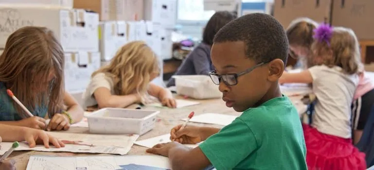 kids reading about Public vs private schools in Pinellas County