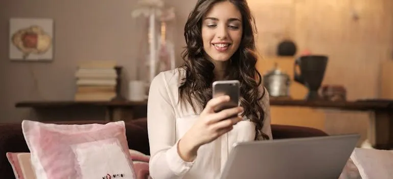 person reading about how to handle delays during a move