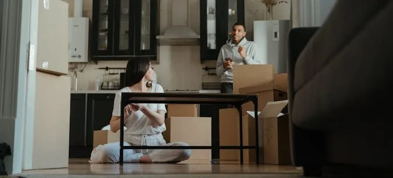 a couple talking about Simplify your move with time-saving packing tips